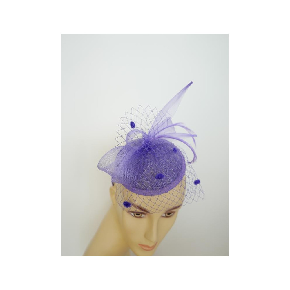Liliowy fascynator z woalką i piórami na przepasce