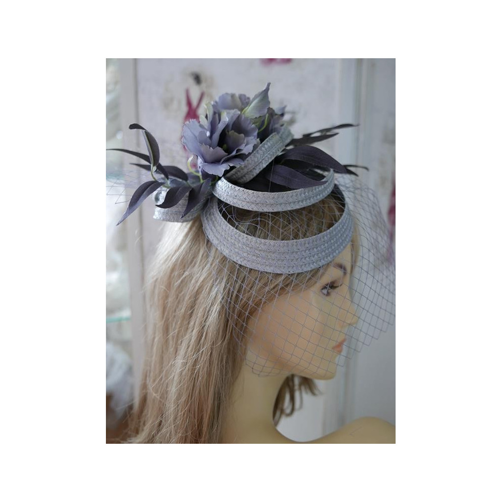 Szary letni fascynator.