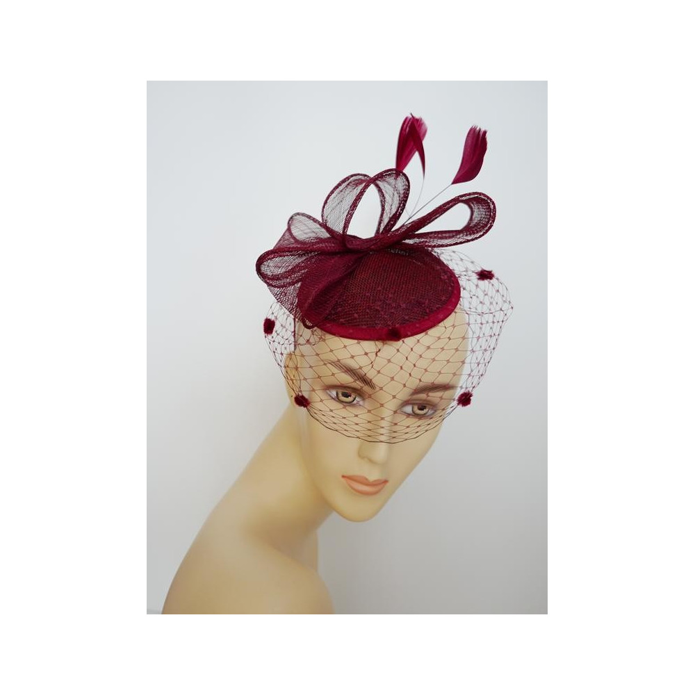 Bordowy fascynator z woalką i piórami na przepasce
