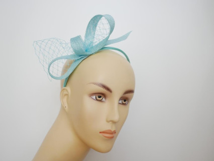 Błękitny turkus fascynator z sinamay z woalką