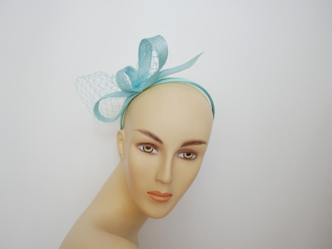 Błękitny turkus fascynator z sinamay z woalką