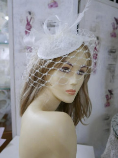 Śmietankowy koronkowy mini toczek z woalką na oczy