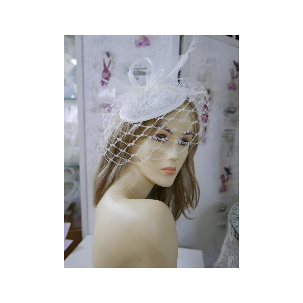 Śmietankowy koronkowy mini toczek z woalką na oczy