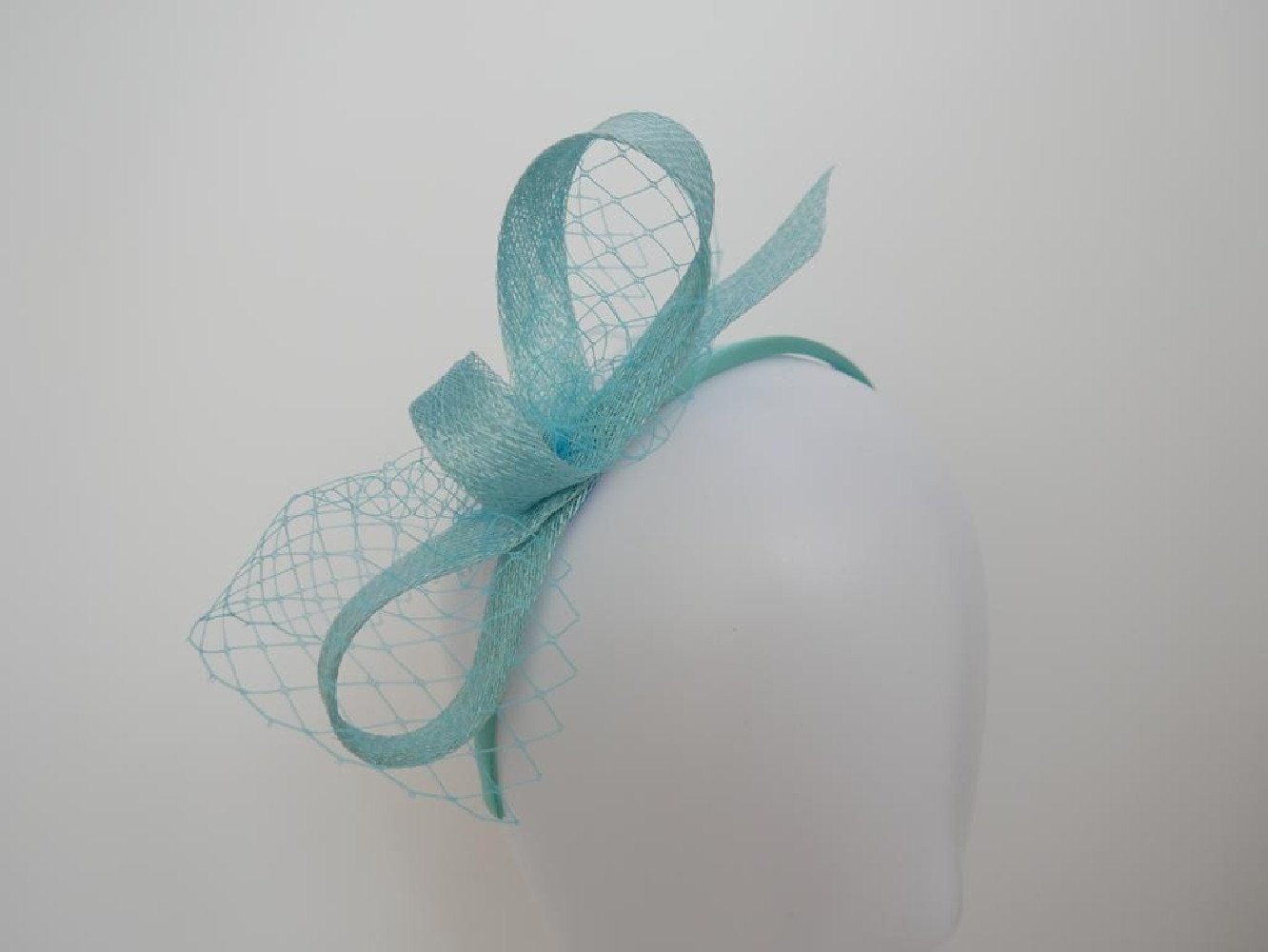 Błękitny turkus fascynator z sinamay z woalką