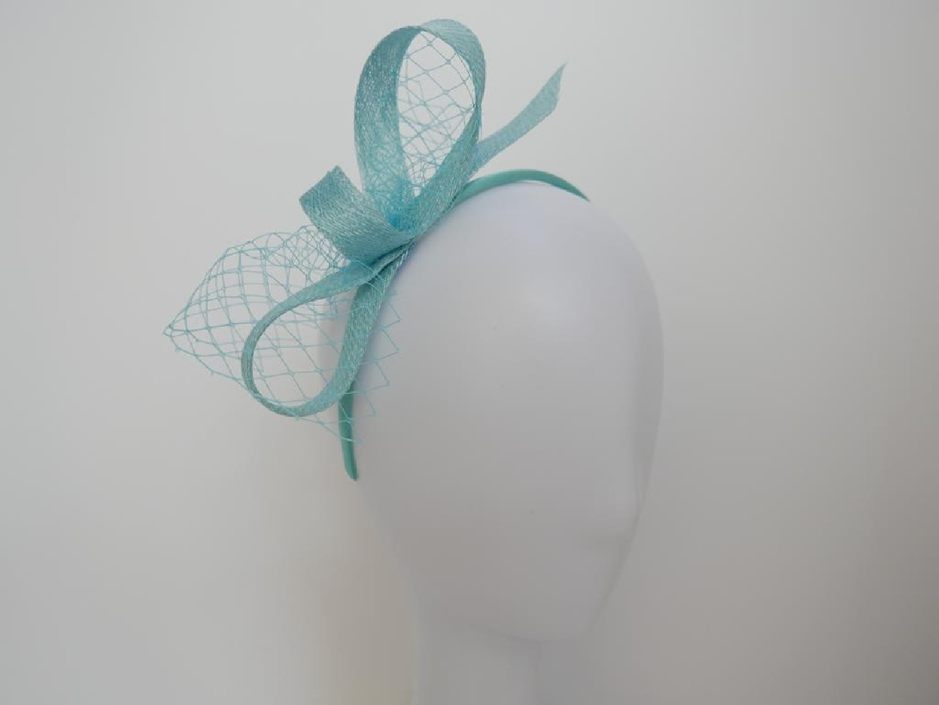 Błękitny turkus fascynator z sinamay z woalką