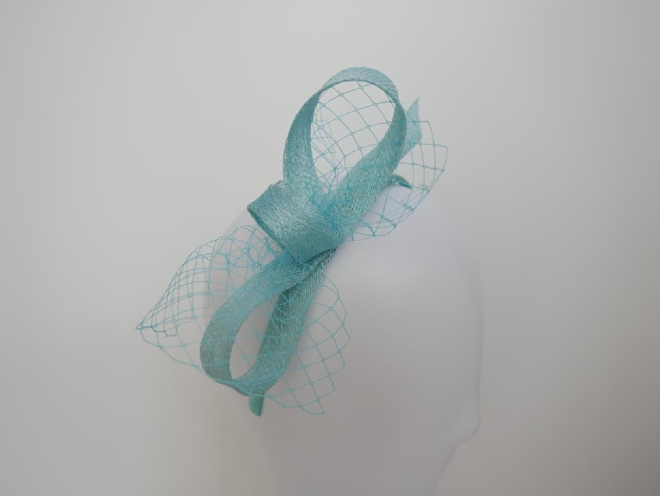 Błękitny turkus fascynator z sinamay z woalką