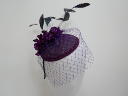 Bakłażan fascynator z woalką i piórami na przepasce