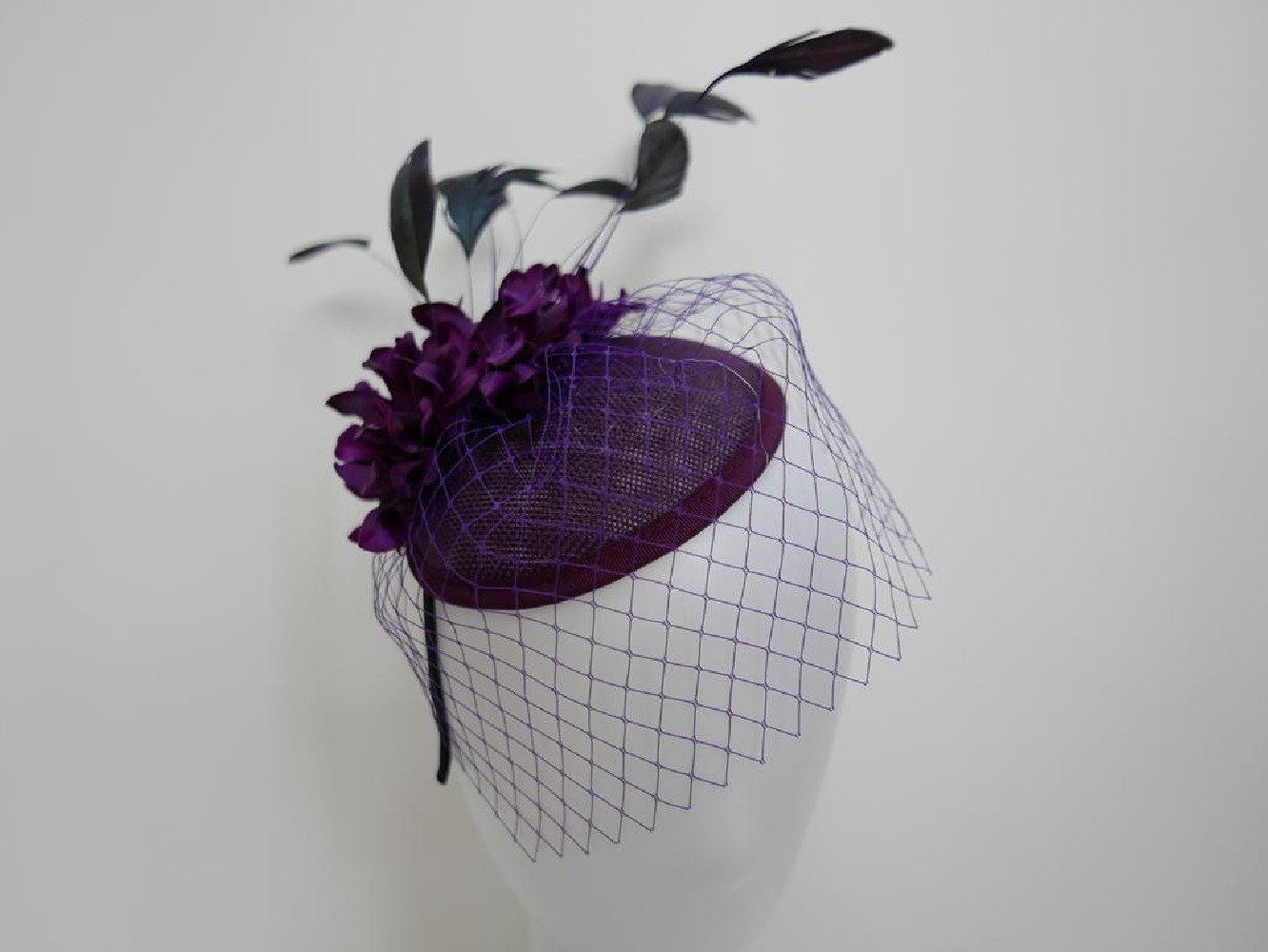Bakłażan fascynator z woalką i piórami na przepasce