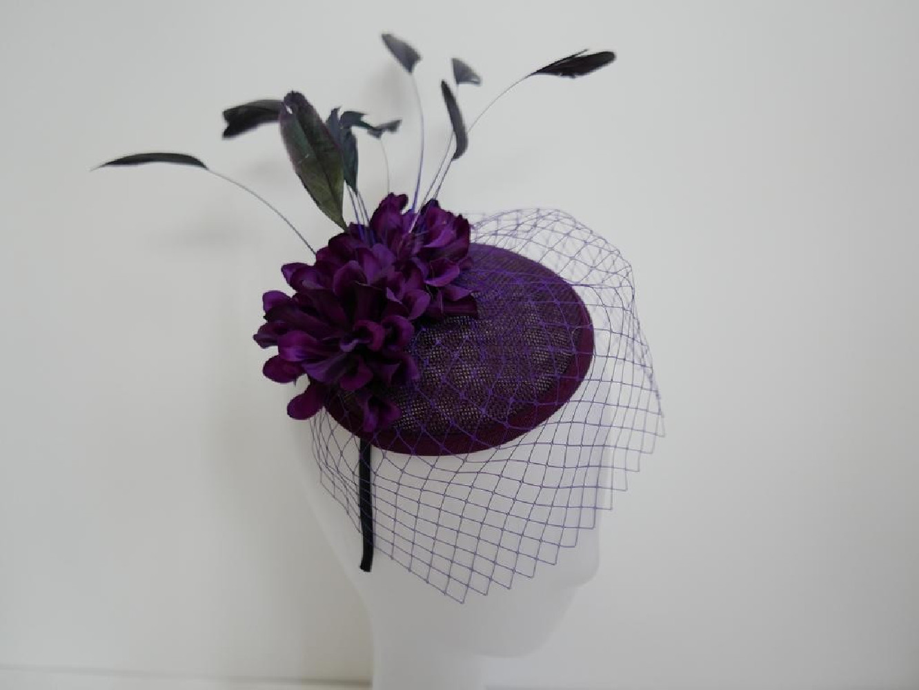 Bakłażan fascynator z woalką i piórami na przepasce