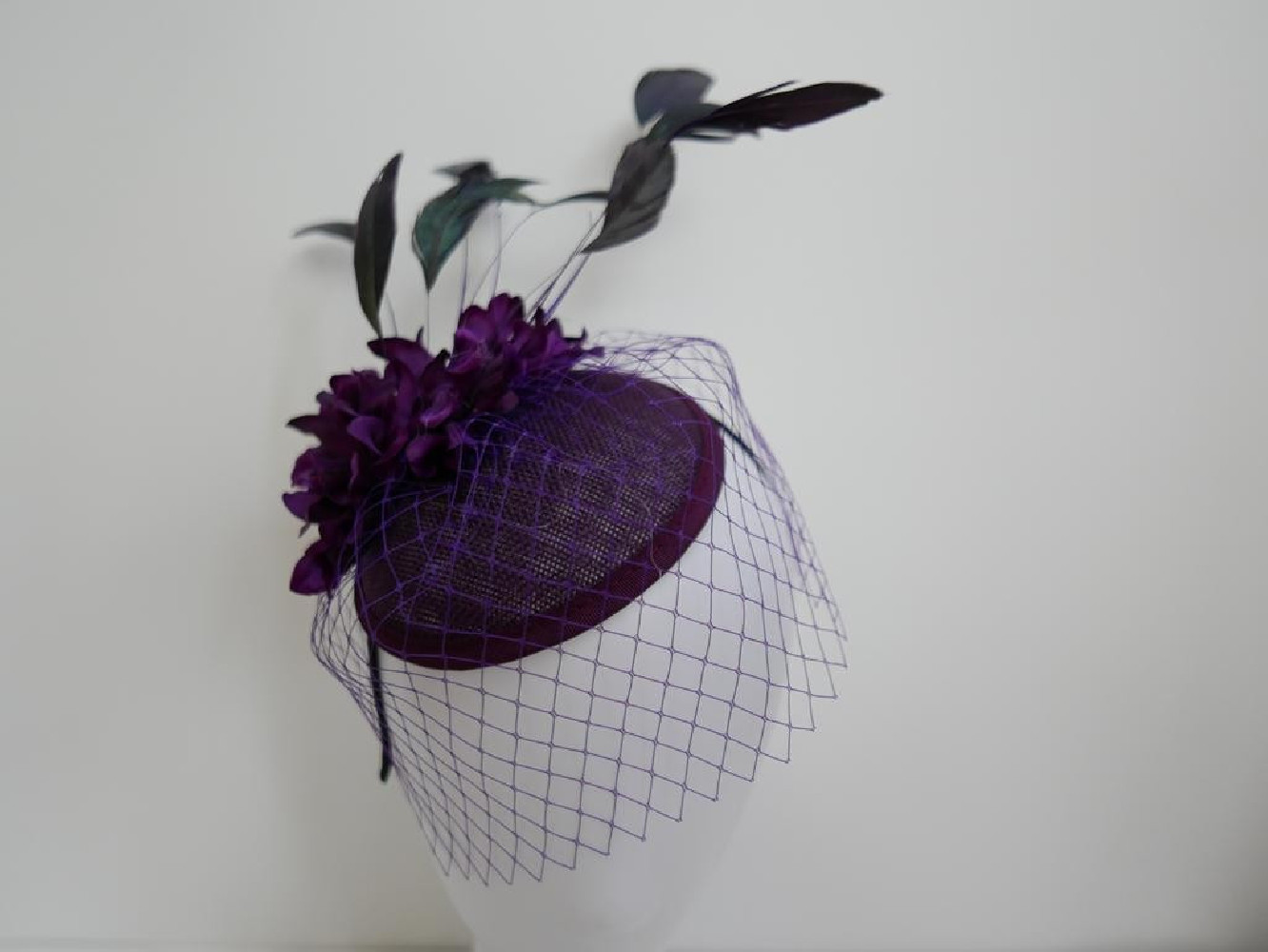 Bakłażan fascynator z woalką i piórami na przepasce