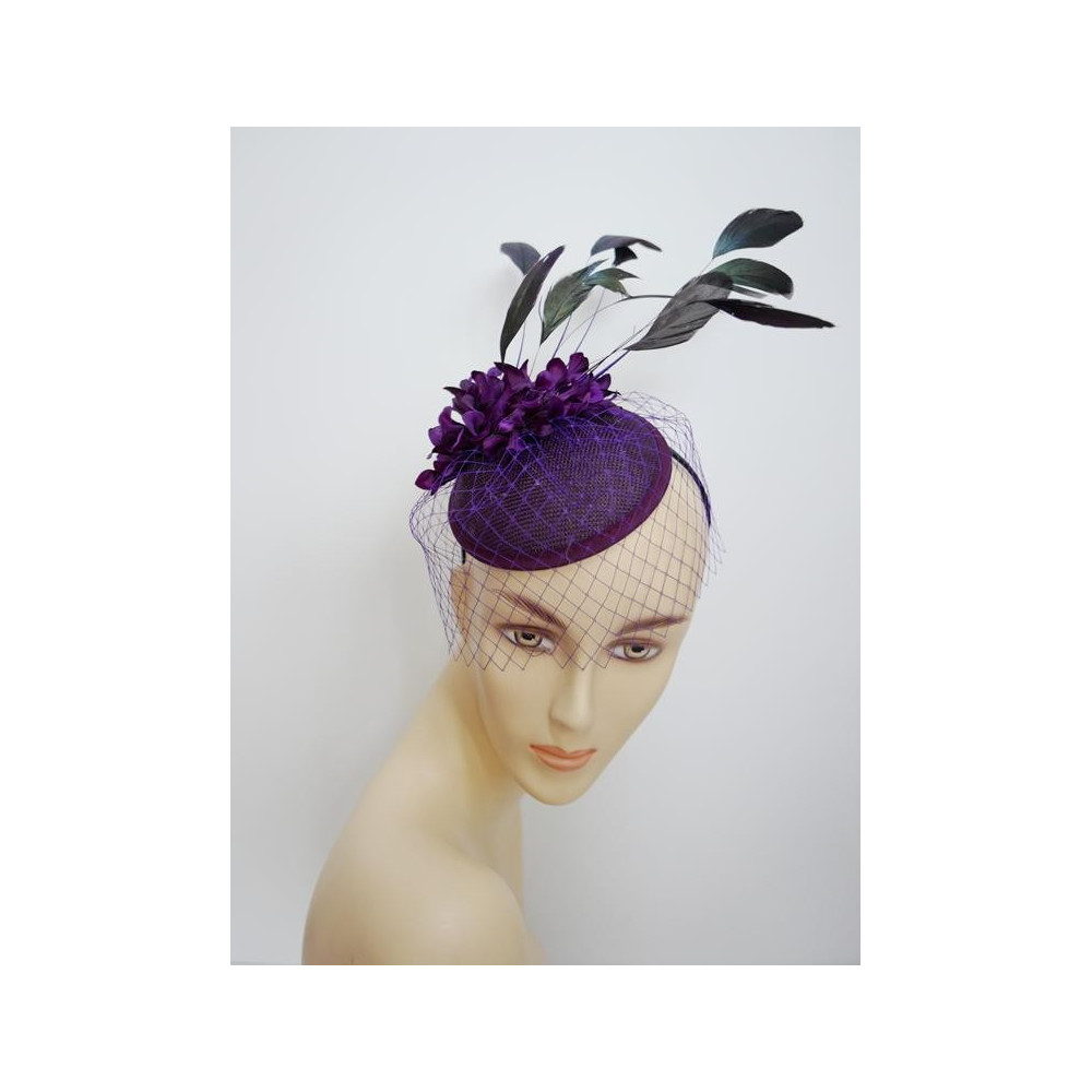 Bakłażan fascynator z woalką i piórami na przepasce