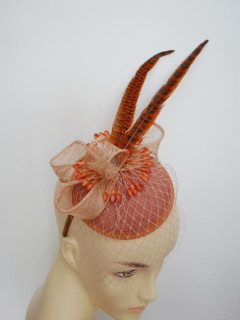 Koralowy fascynator z woalką i piórami na przepasce