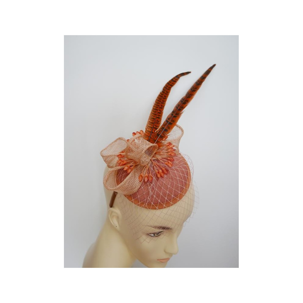 Koralowy fascynator z woalką i piórami na przepasce