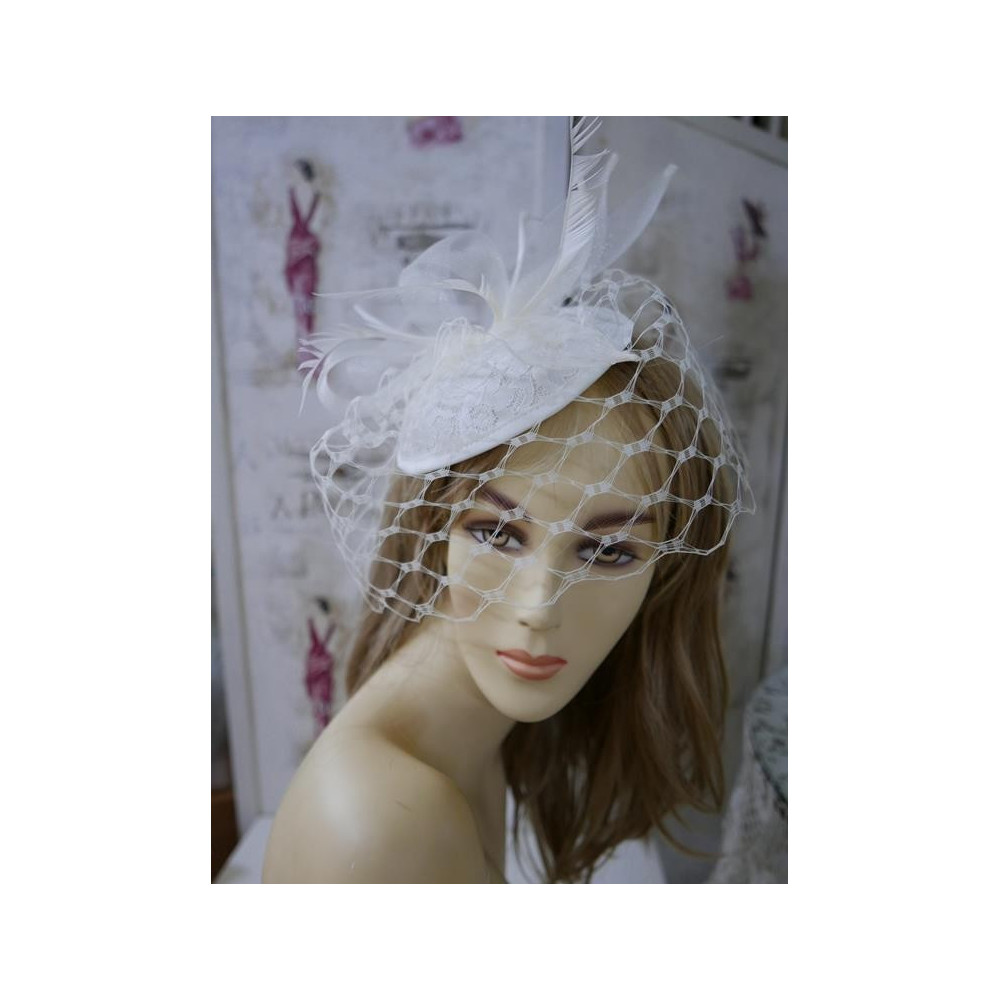 Śmietankowy koronkowy mini toczek z woalką na oczy