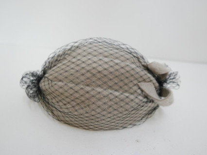 Natalia, half-hat beżowo czarny z woalką i fałdami model retro