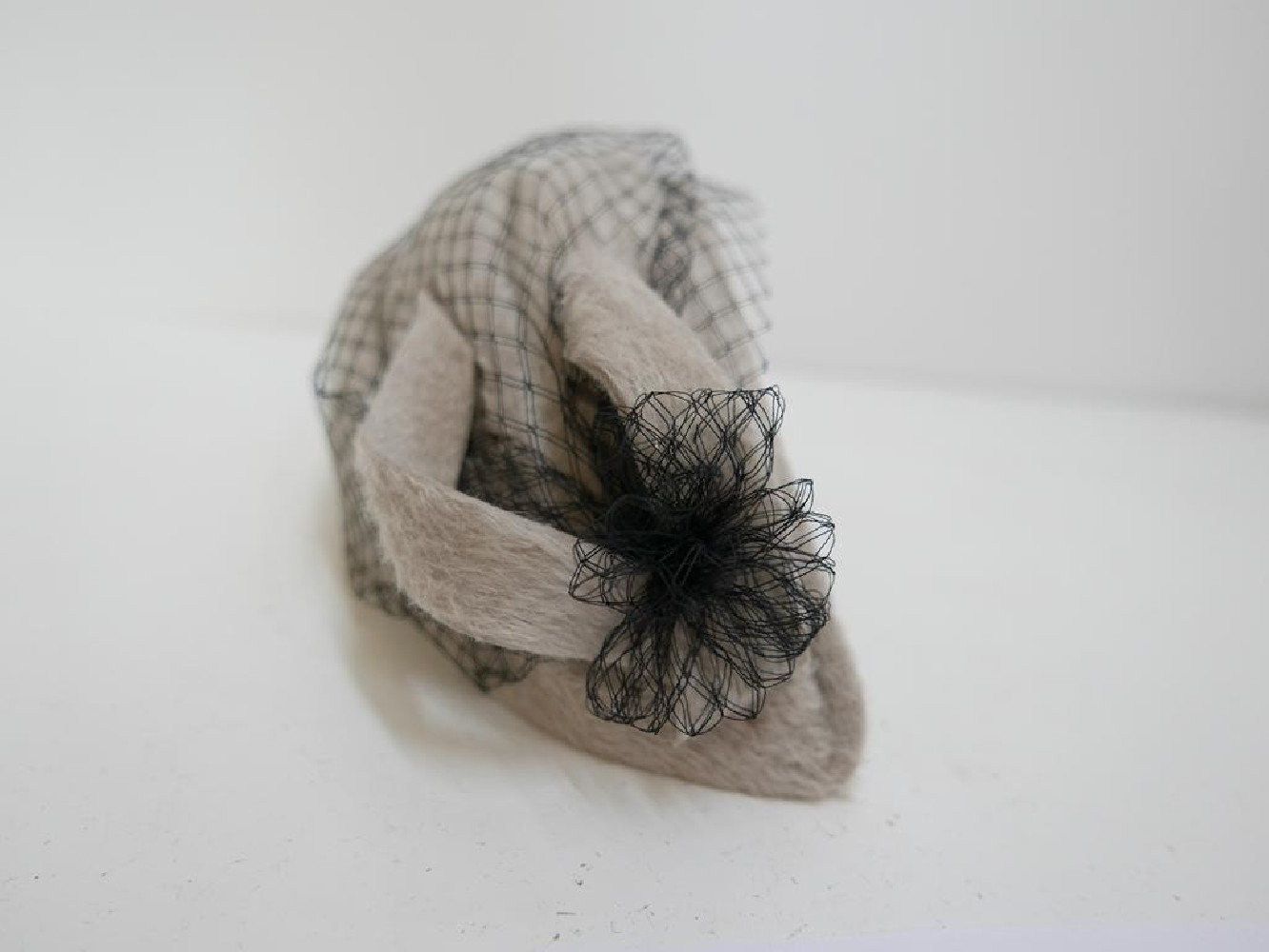 Natalia, half-hat beżowo czarny z woalką i fałdami model retro