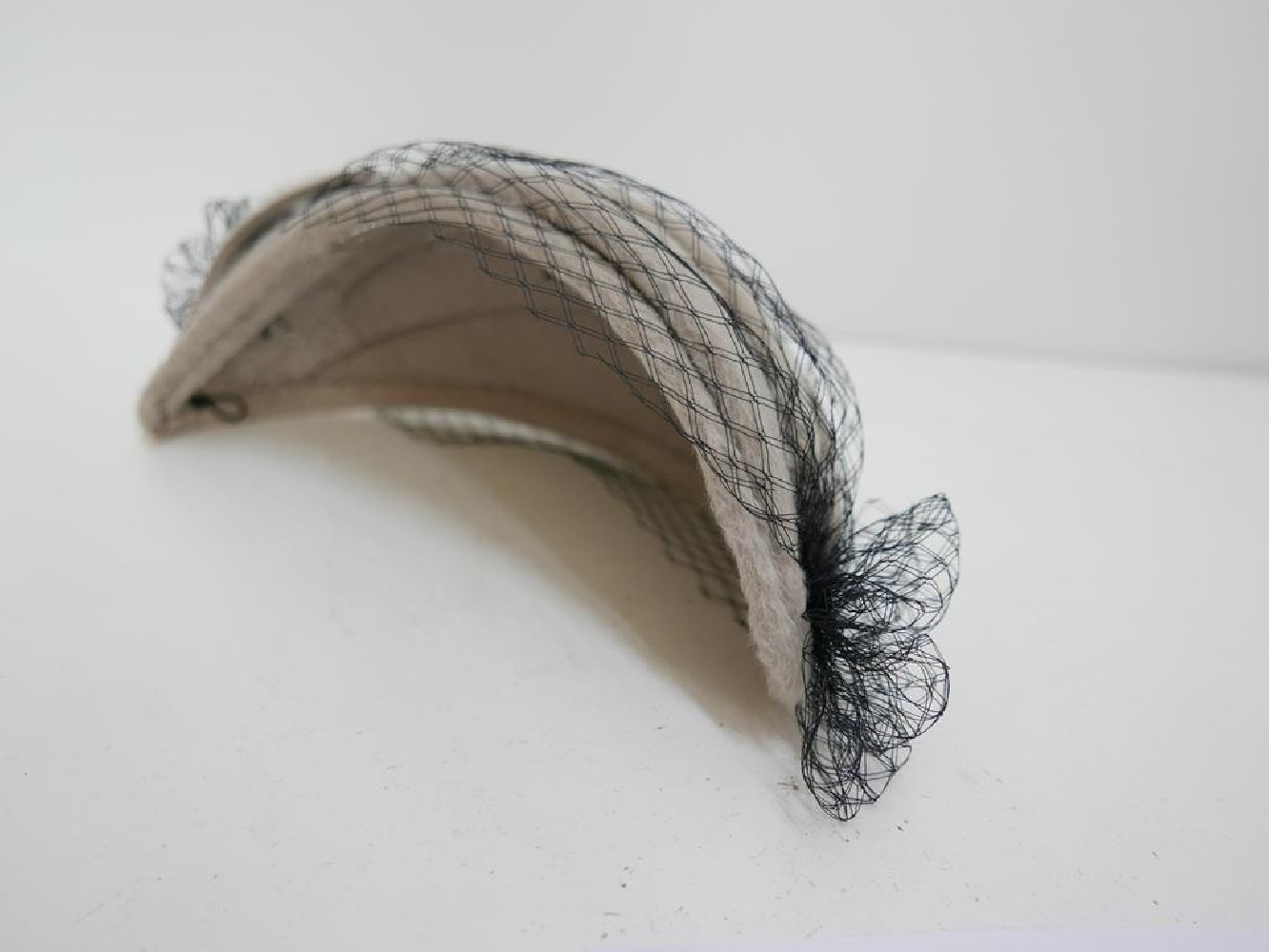 Natalia, half-hat beżowo czarny z woalką i fałdami model retro