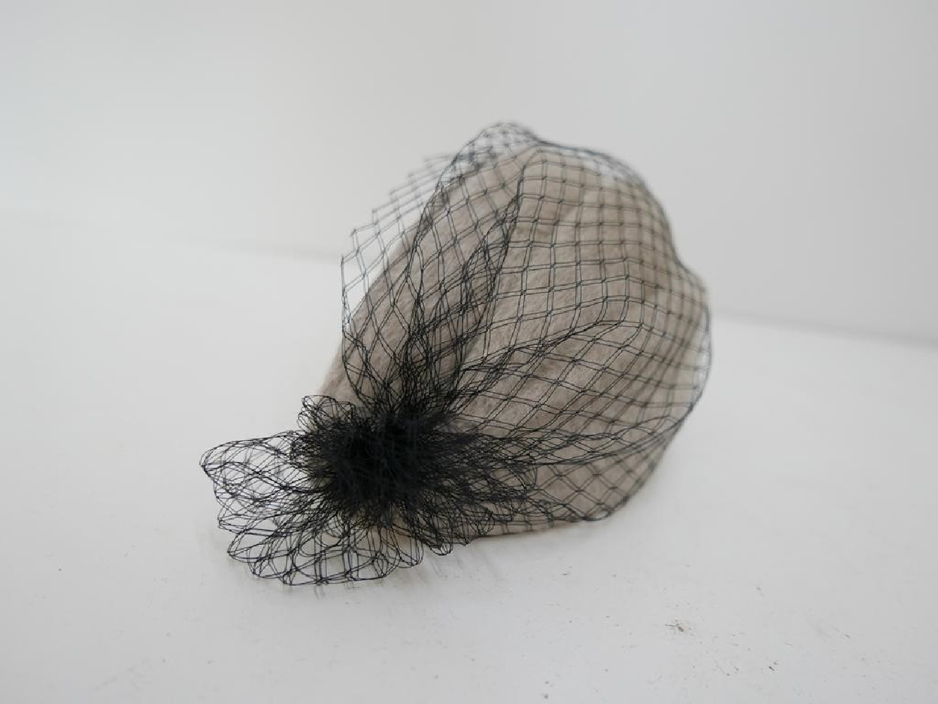 Natalia, half-hat beżowo czarny z woalką i fałdami model retro