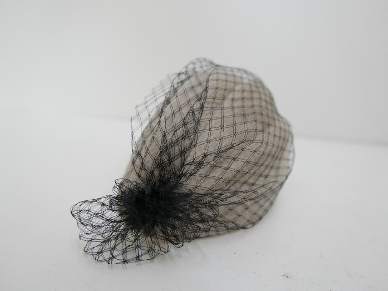 Natalia, half-hat beżowo czarny z woalką i fałdami model retro