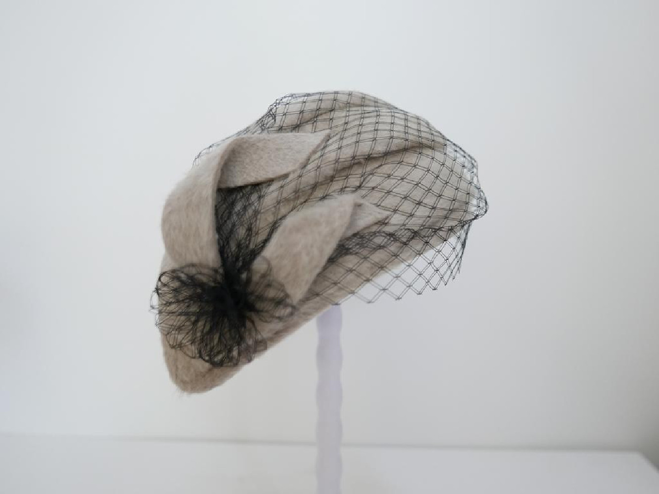 Natalia, half-hat beżowo czarny z woalką i fałdami model retro