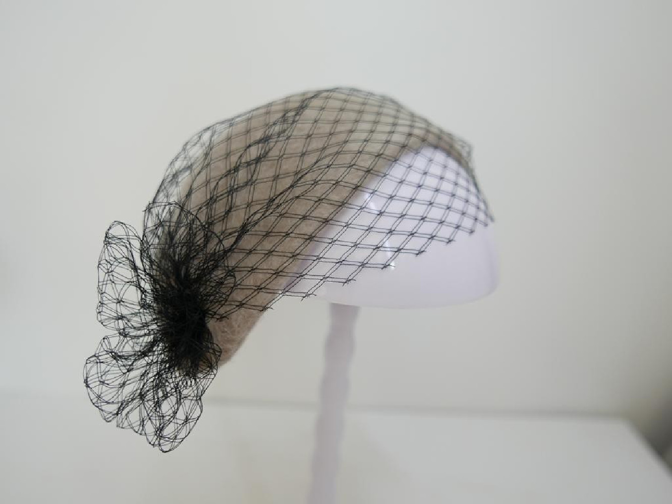 Natalia, half-hat beżowo czarny z woalką i fałdami model retro