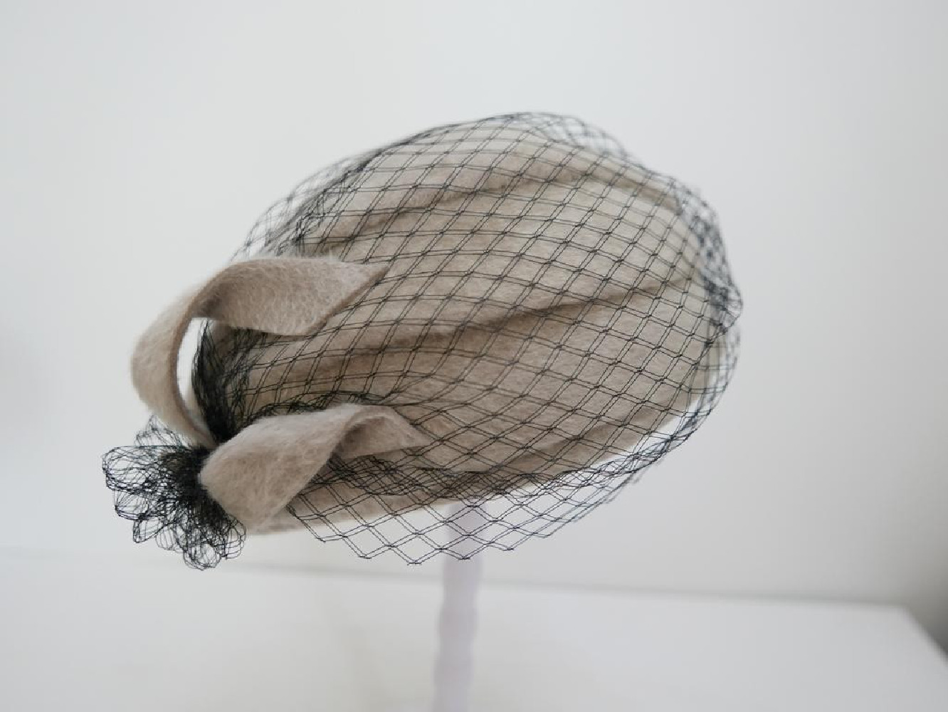 Natalia, half-hat beżowo czarny z woalką i fałdami model retro