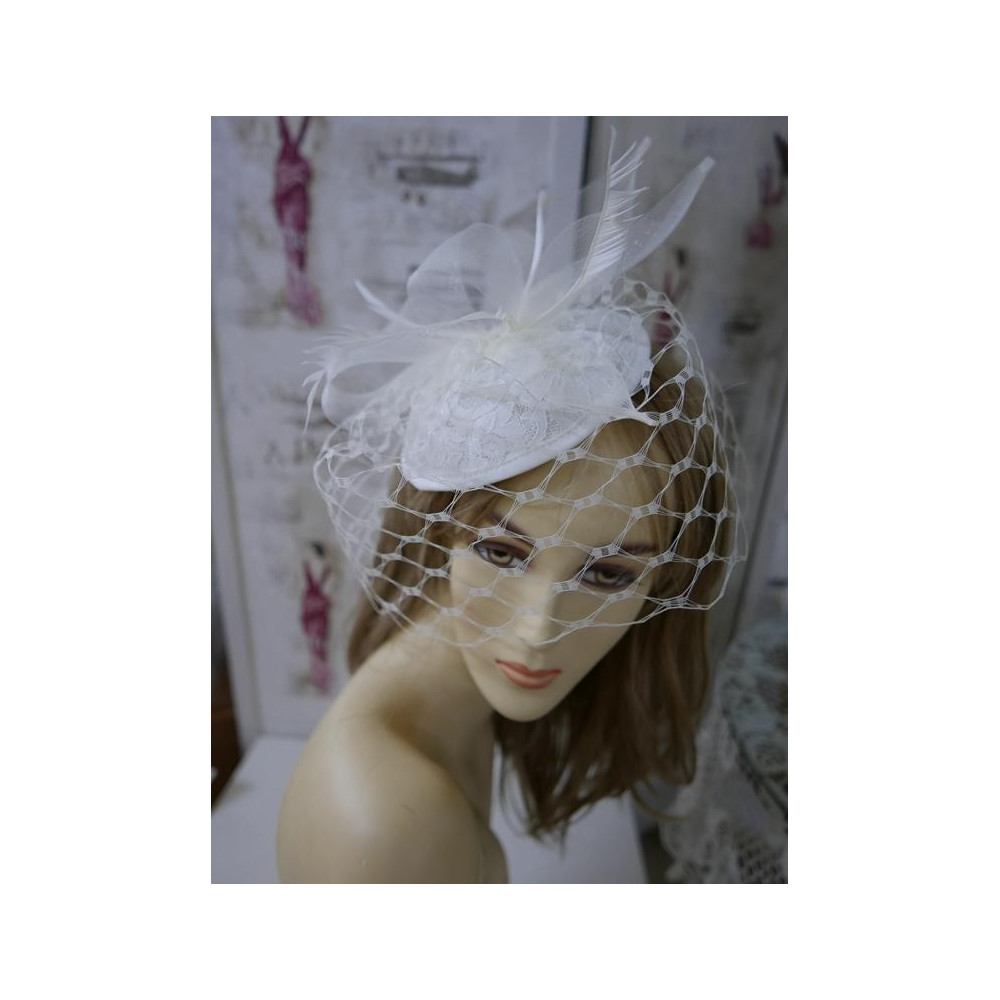 Śmietankowy koronkowy mini toczek z woalką na oczy