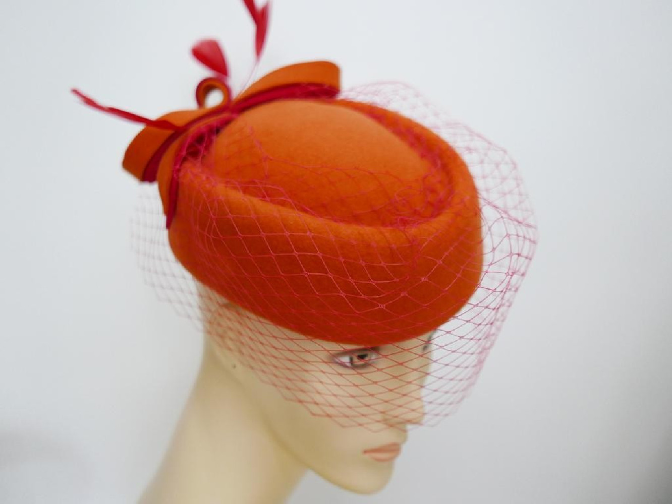 Tatiana pomarańczowo czerwony toczek filcowy z woalką