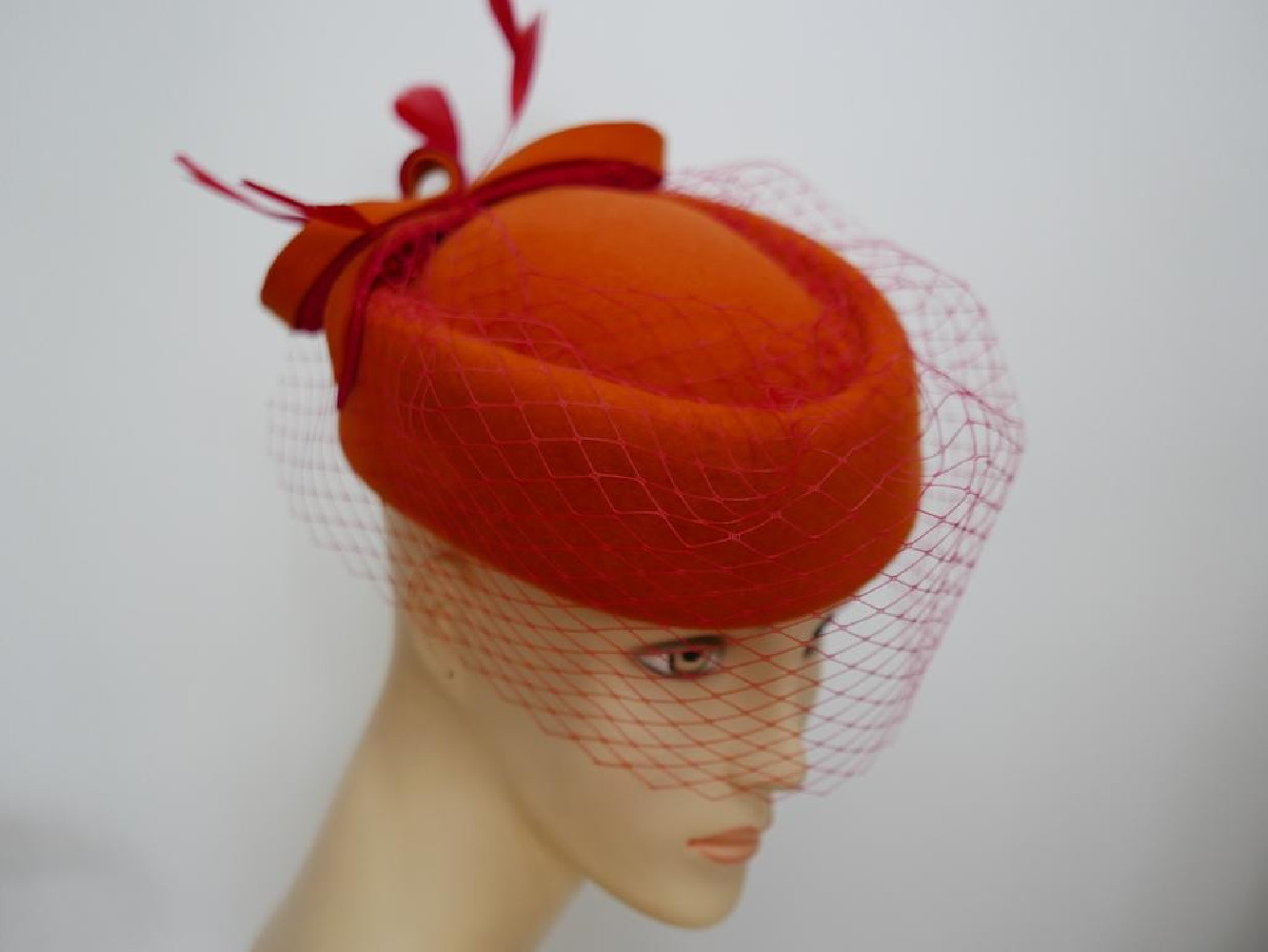 Tatiana pomarańczowo czerwony toczek filcowy z woalką