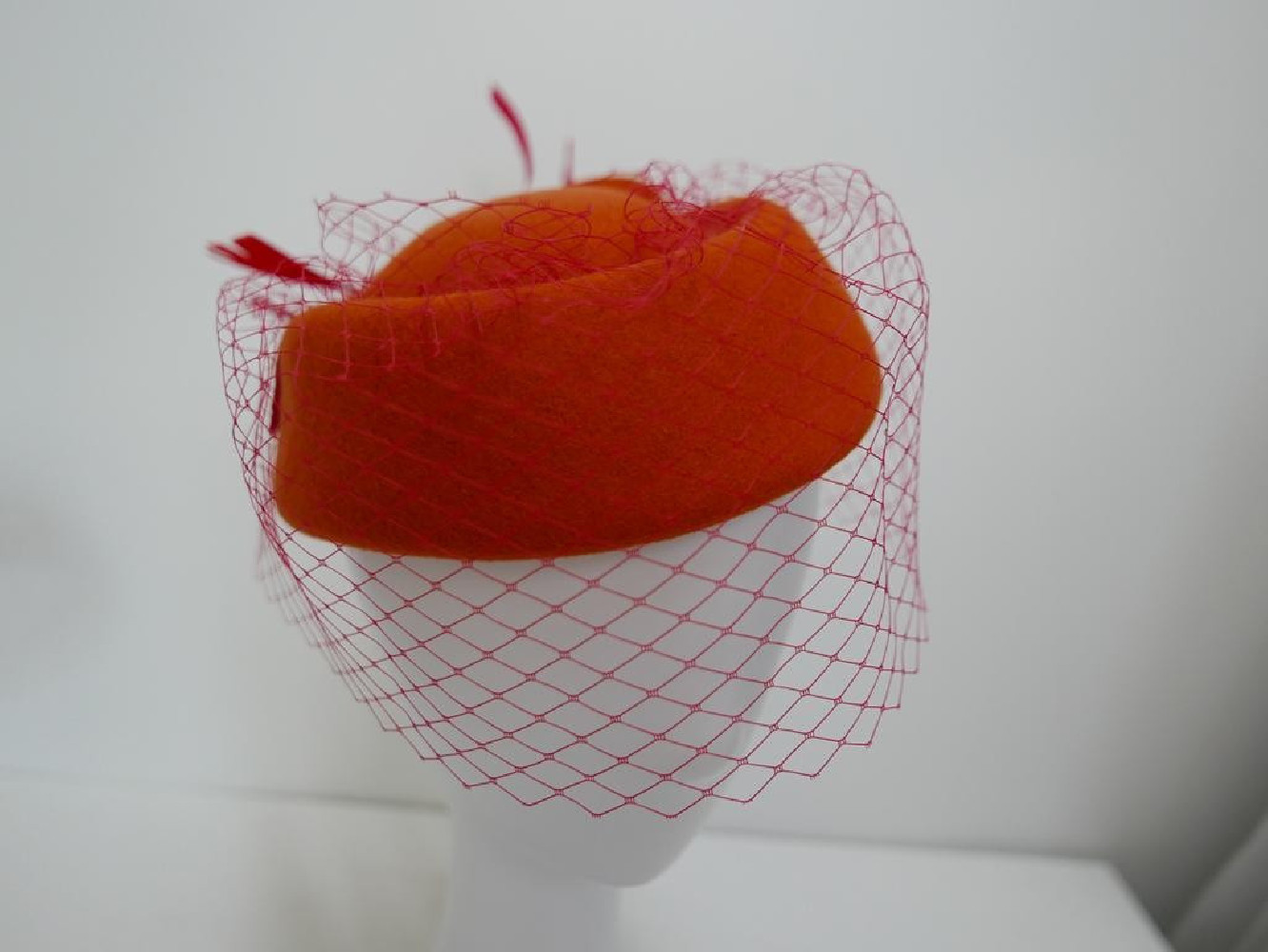 Tatiana pomarańczowo czerwony toczek filcowy z woalką