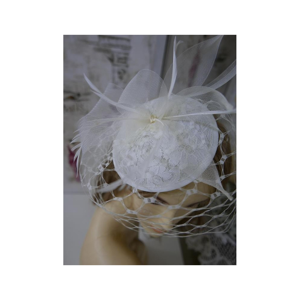 Śmietankowy koronkowy mini toczek z woalką na oczy