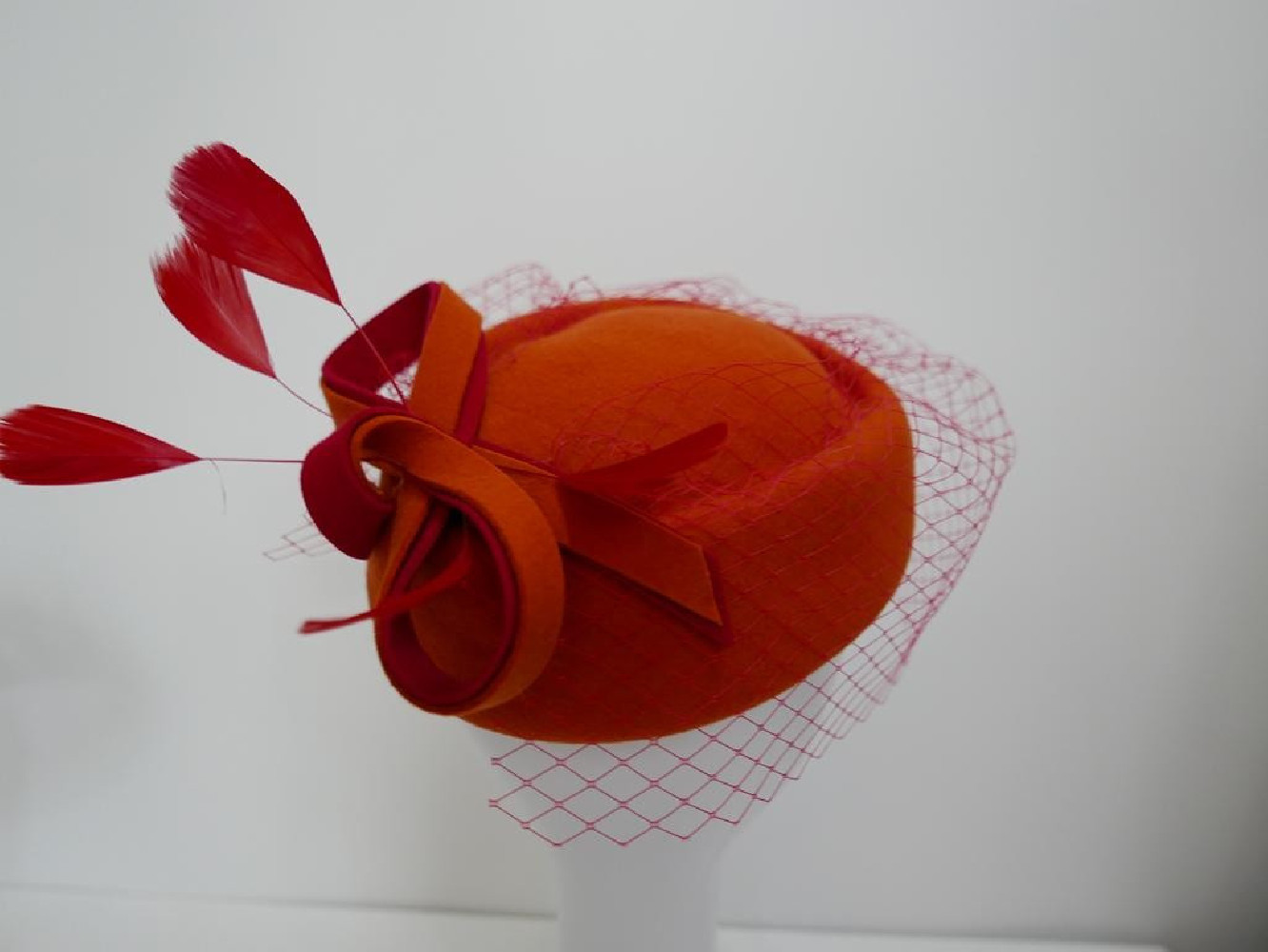 Tatiana pomarańczowo czerwony toczek filcowy z woalką