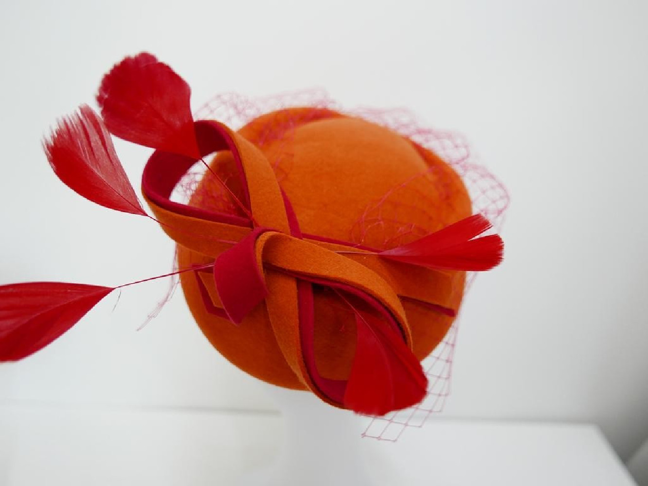 Tatiana pomarańczowo czerwony toczek filcowy z woalką