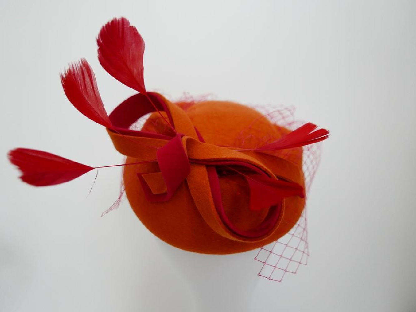 Tatiana pomarańczowo czerwony toczek filcowy z woalką