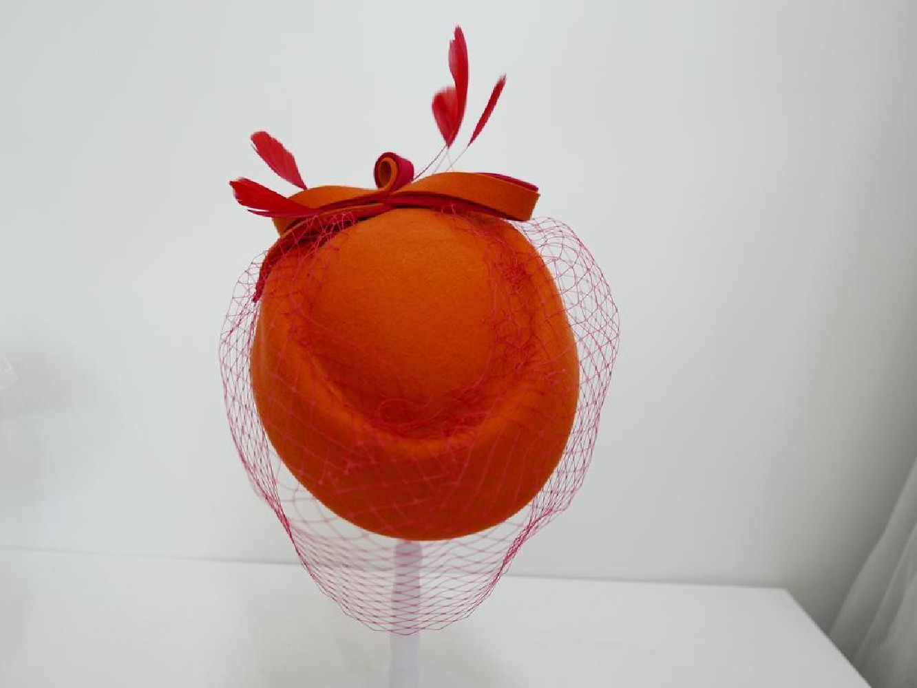 Tatiana pomarańczowo czerwony toczek filcowy z woalką