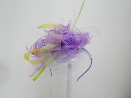 Lawendowo zółty kapelusik koktajlowy z piórami na przepasce