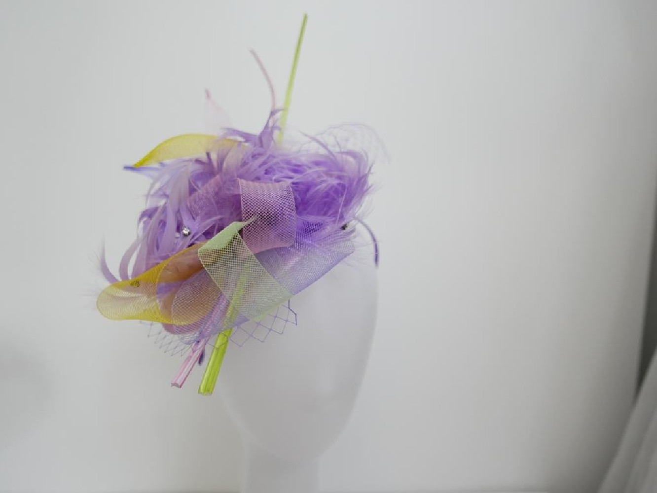 Lawendowo zółty kapelusik koktajlowy z piórami na przepasce
