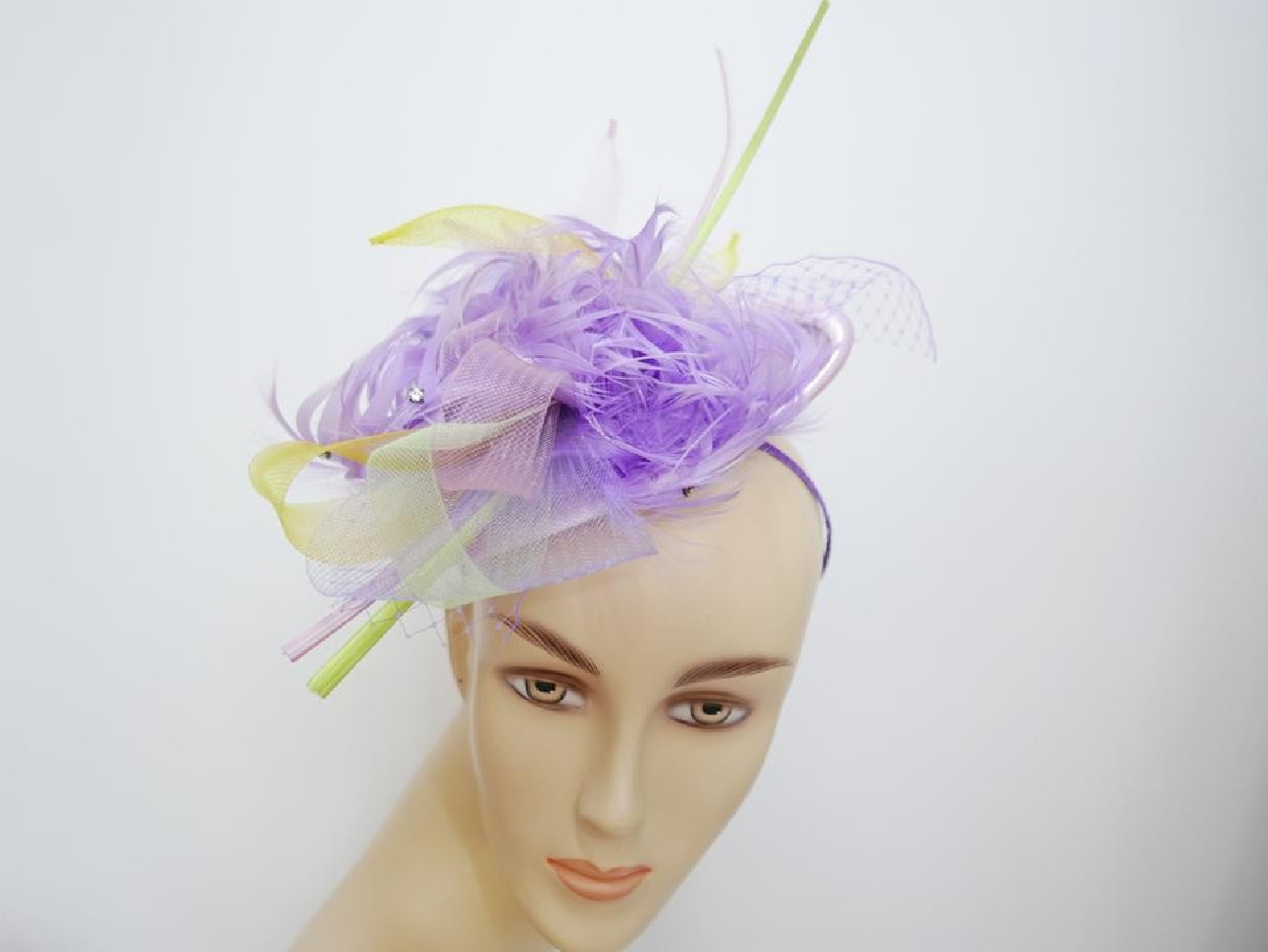 Lawendowo zółty kapelusik koktajlowy z piórami na przepasce