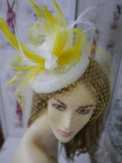 Śmietankowo cytrynowy mini toczek z woalką na oczy