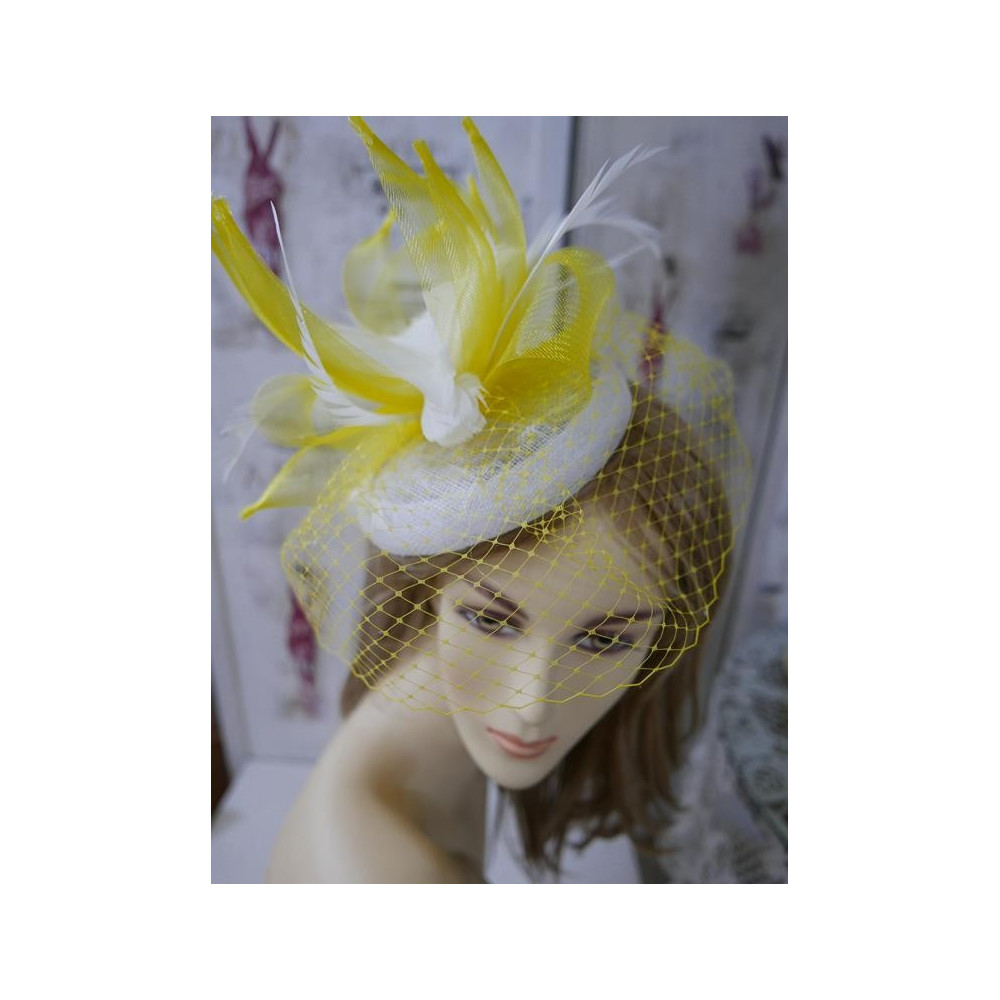 Śmietankowo cytrynowy mini toczek z woalką na oczy