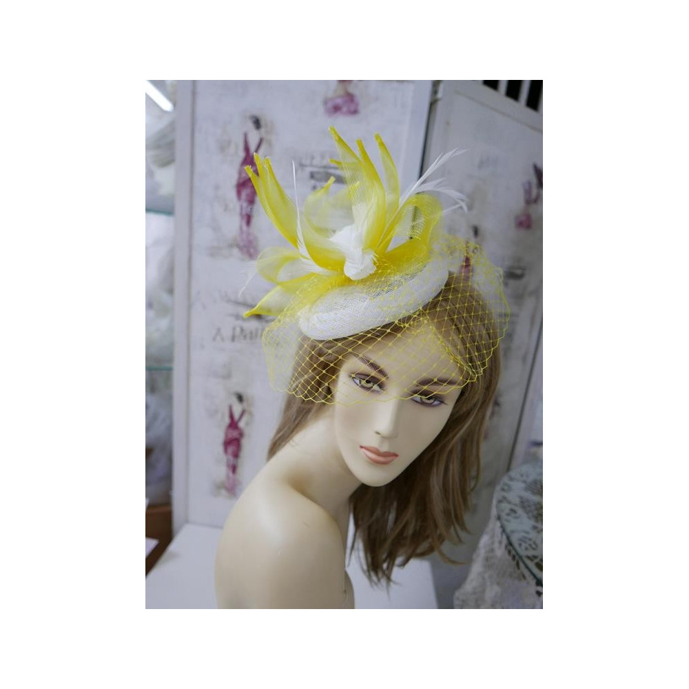 Śmietankowo cytrynowy mini toczek z woalką na oczy