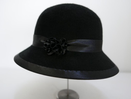 Czarny welurowy kapelusz 53-55 cm