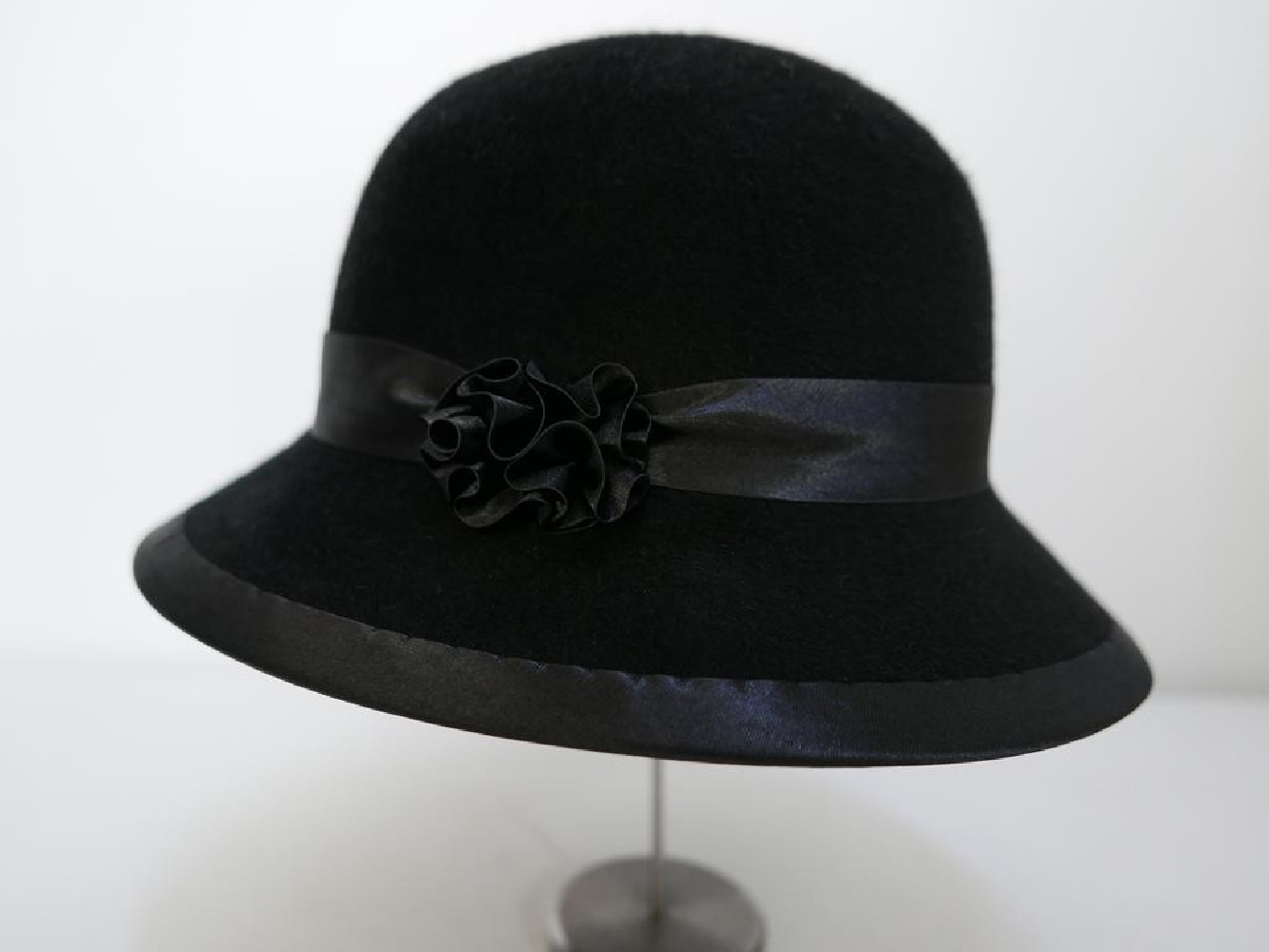 Czarny welurowy kapelusz 53-55 cm