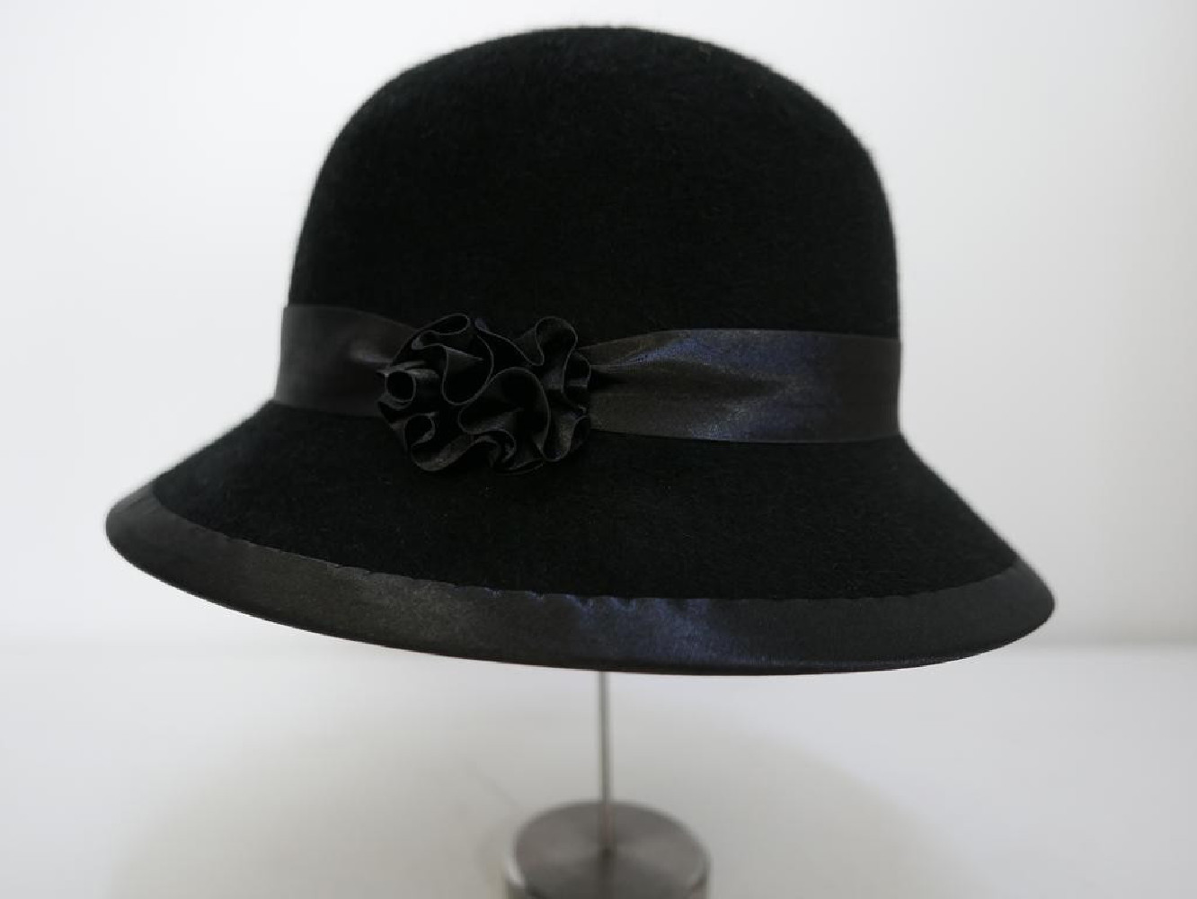 Czarny welurowy kapelusz 53-55 cm