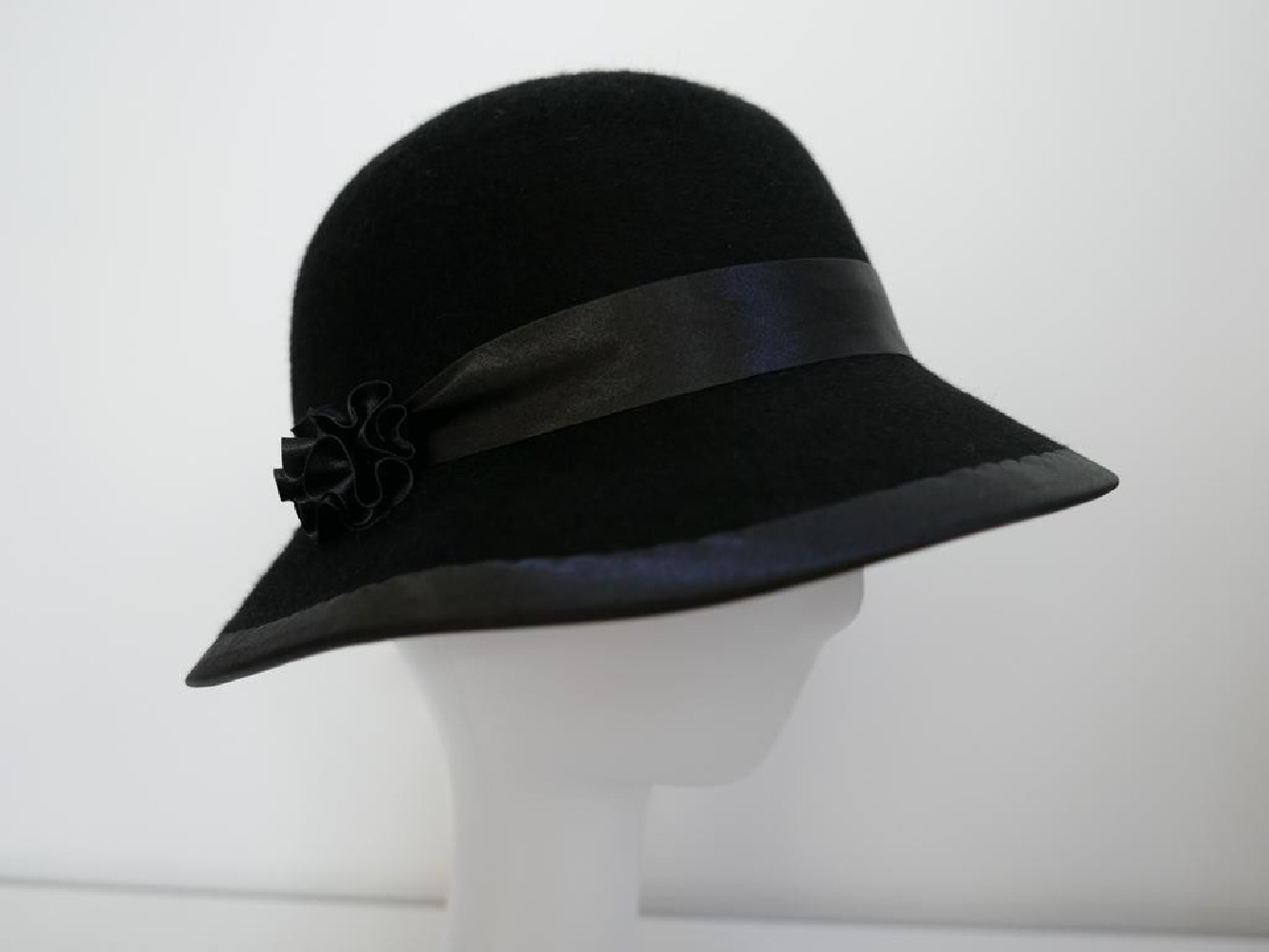 Czarny welurowy kapelusz 53-55 cm