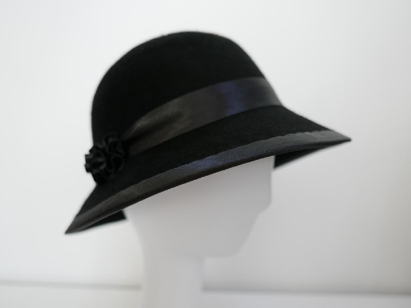 Czarny welurowy kapelusz 53-55 cm