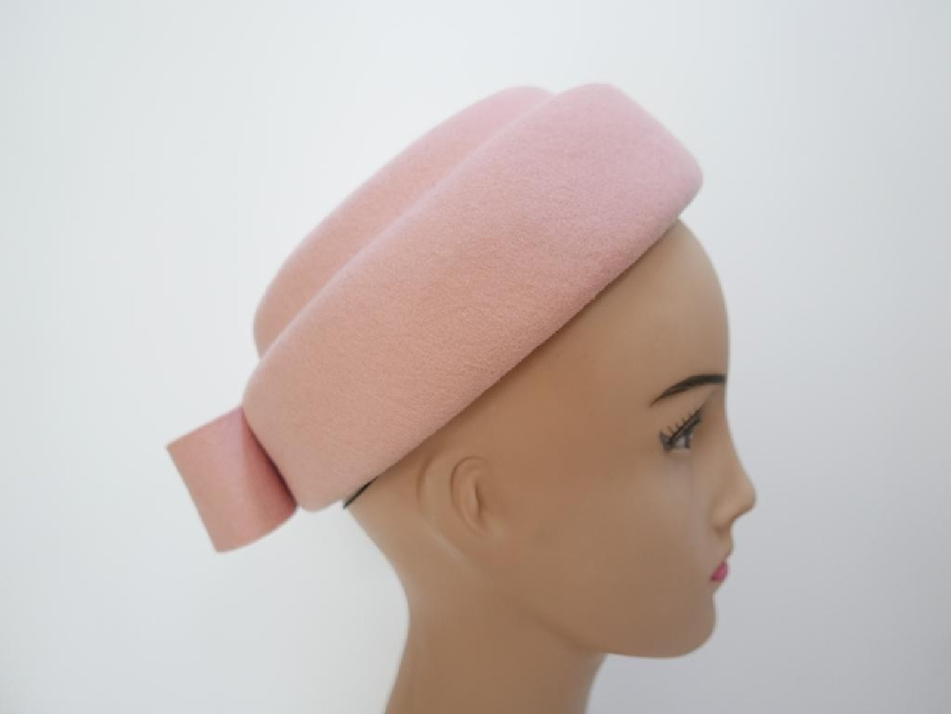 Inez różowy toczek filcowy z kokardą