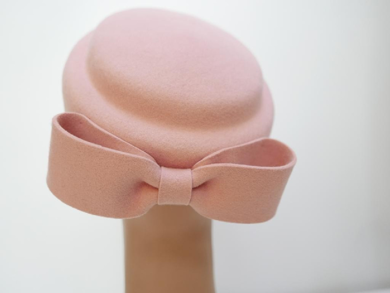 Inez różowy toczek filcowy z kokardą