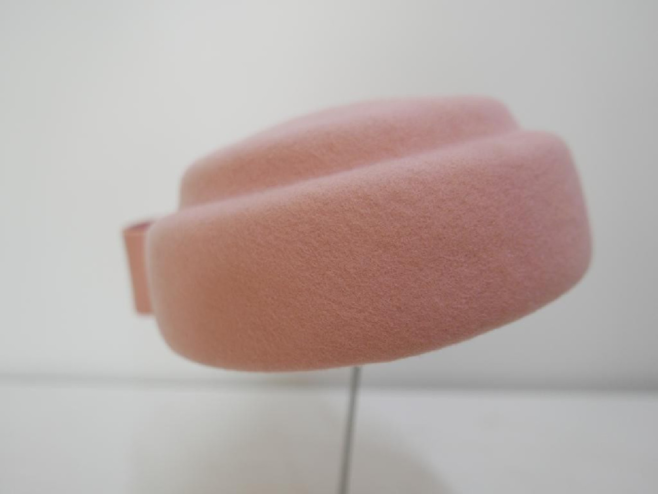 Inez różowy toczek filcowy z kokardą