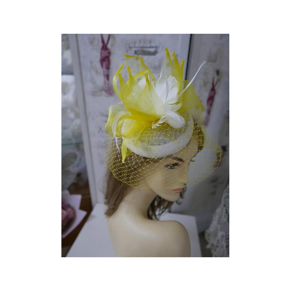 Śmietankowo cytrynowy mini toczek z woalką na oczy